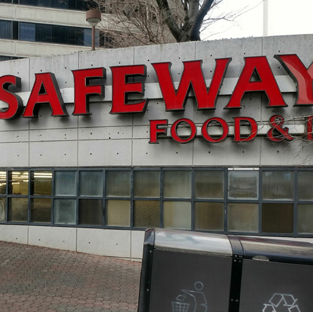 The front exterior of a Safeway grocery store in Arlington, Virginia.